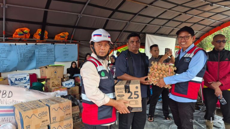Di Balik Lumpur Banjir Bandang, Ada Jalan yang Harus Dipulihkan