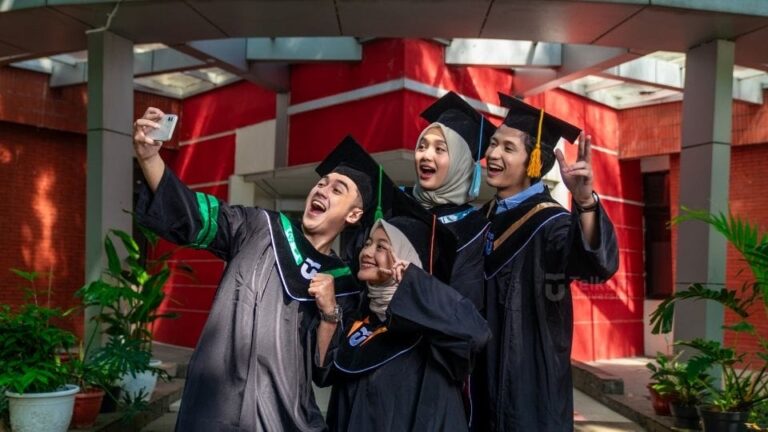 Ingin Gaji dan Jabatan Lebih Tinggi? Cek Manfaat Kuliah S2