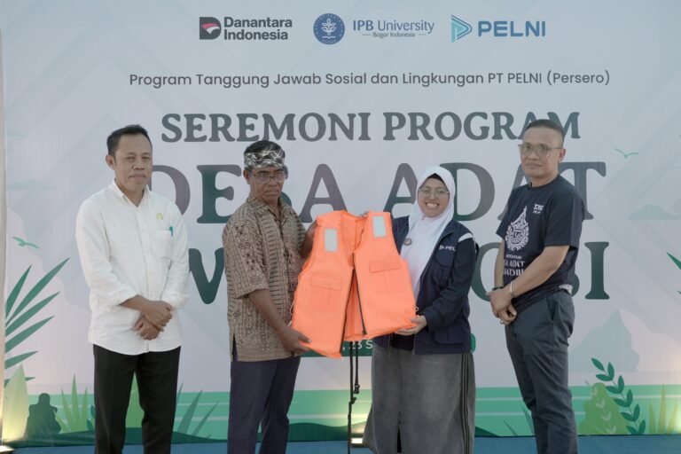 PELNI Salurkan Ribuan Life Jacket, Perkuat Keselamatan Masyarakat Pesisir